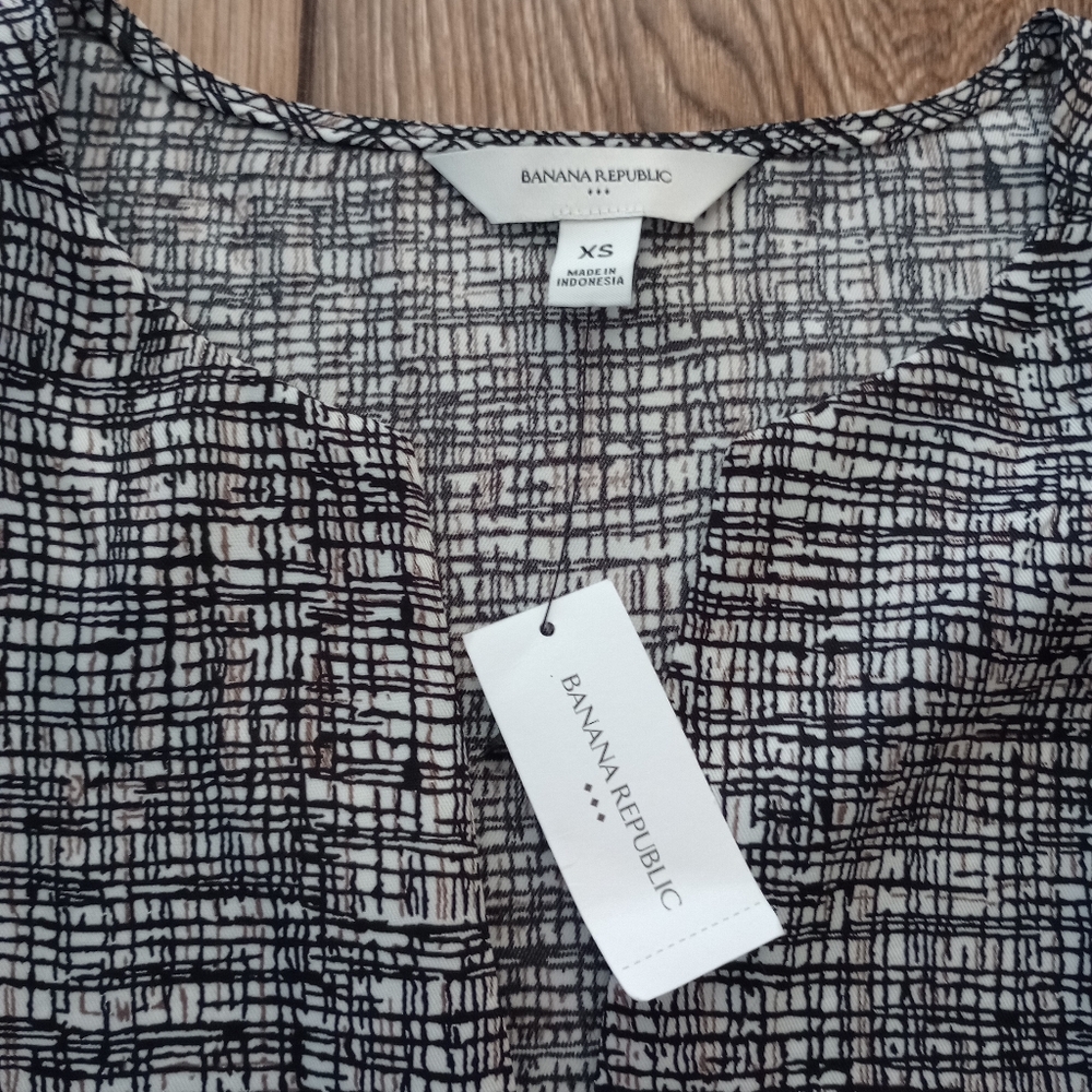 Banana Republic Gray and White Sleeveless Top